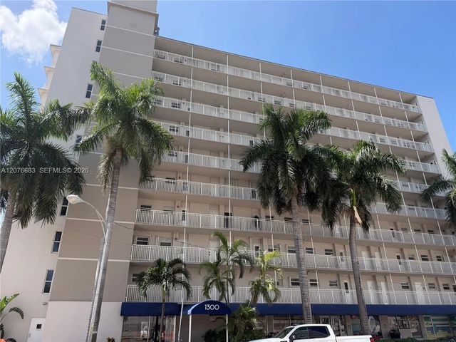 4 of 14 - 1300 Lincoln Road #e705, Miami Beach, FL
