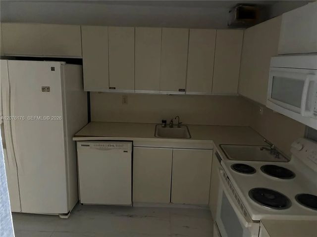 4 of 12 - 4301 Collins Avenue #402, Miami Beach, FL