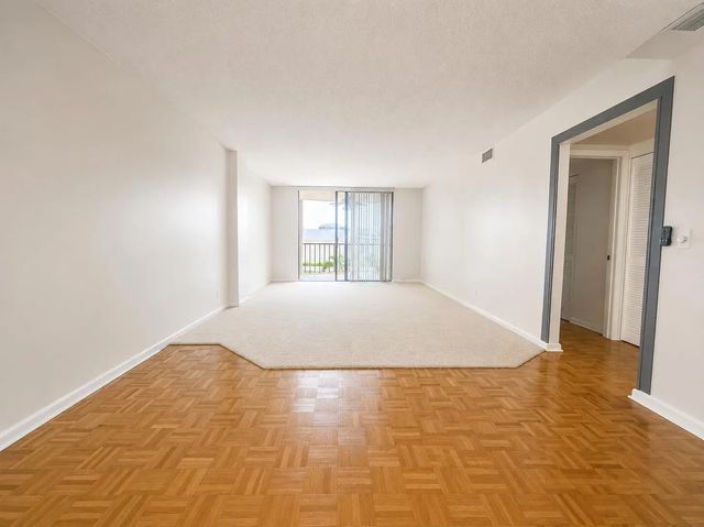 5 of 27 - 890 N Federal Highway #409, Lantana, FL