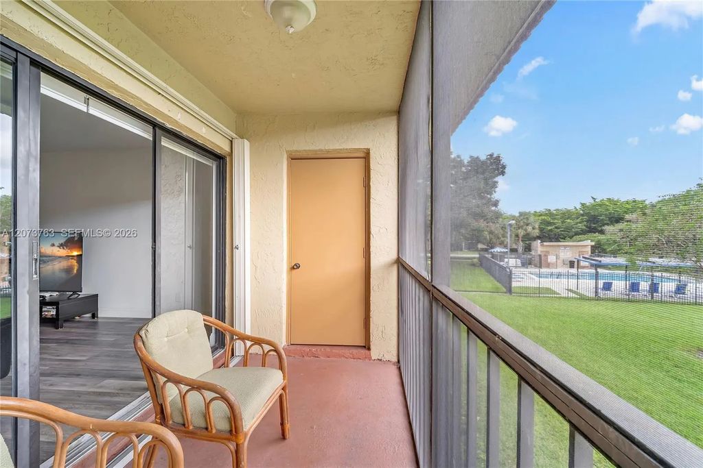 307 Lakeview Drive #202, Weston
