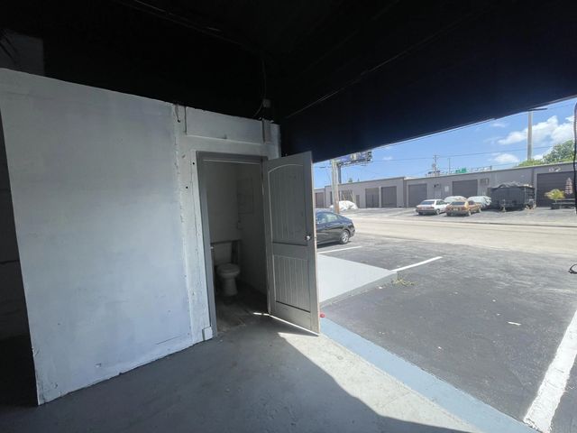 4 of 8 - 823 Nw 45th Street, Oakland Park, FL
