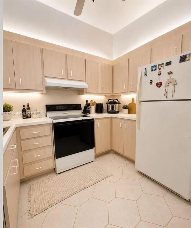 5 of 14 - 301 N Pine Island Road #220, Plantation, FL