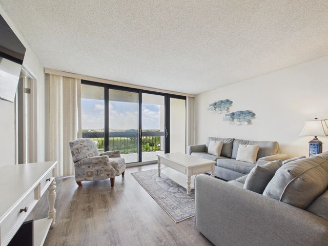 2400 Presidential Way #704, West Palm Beach