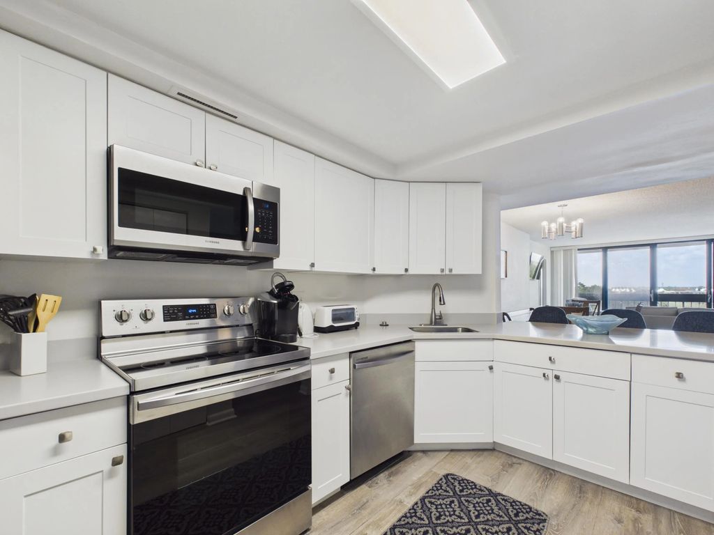2400 Presidential Way #704, West Palm Beach