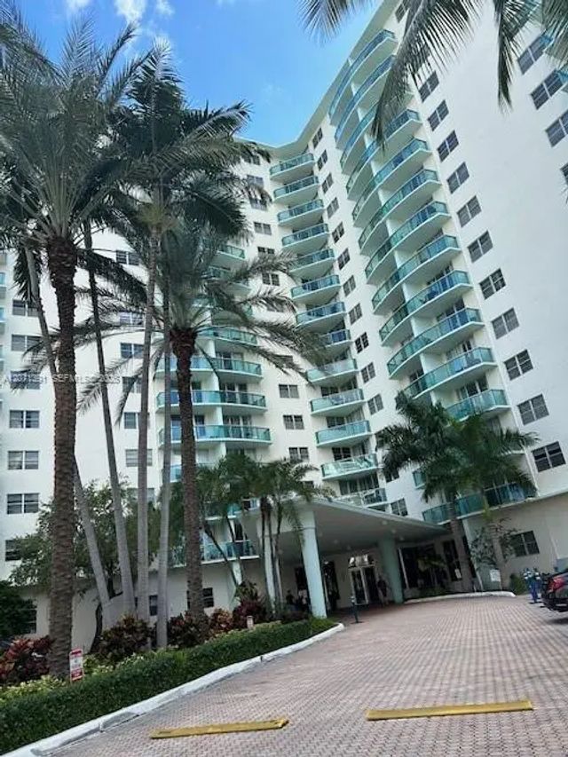 2 of 25 - 3801 S Ocean Drive #2d, Hollywood, FL