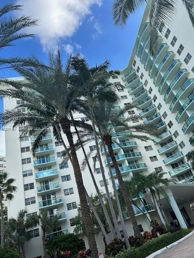 3 of 25 - 3801 S Ocean Drive #2d, Hollywood, FL