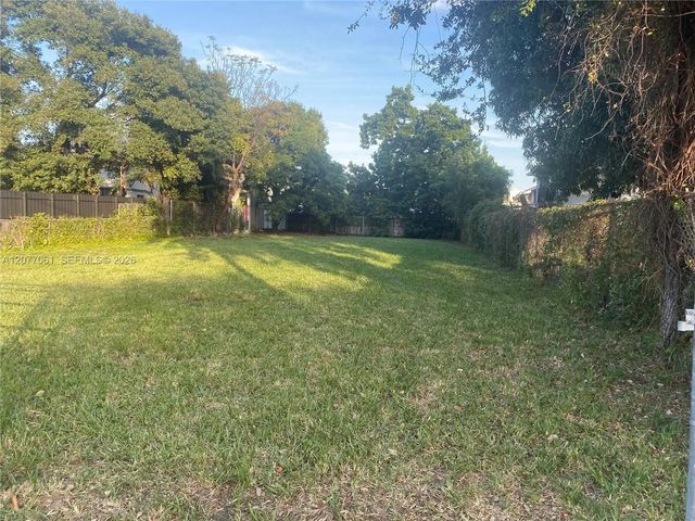 209 Nw 17th Place, Miami