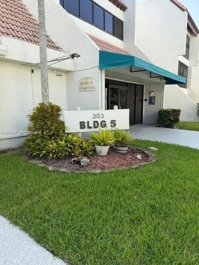 303 Racquet Club Road #309, Weston