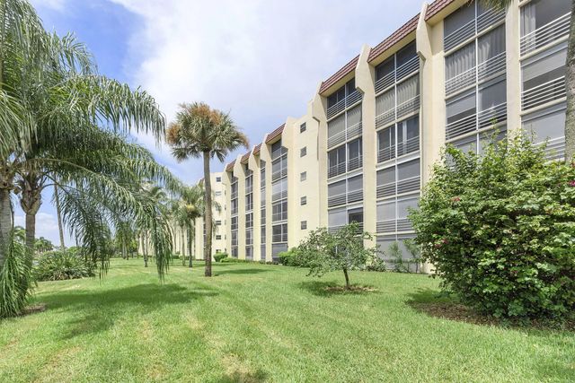 2 of 11 - 3590 Via Poinciana #107, Lake Worth, FL