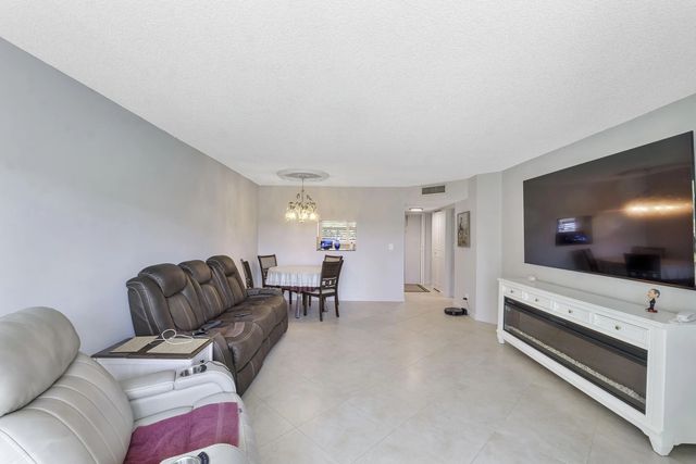 3 of 11 - 3590 Via Poinciana #107, Lake Worth, FL