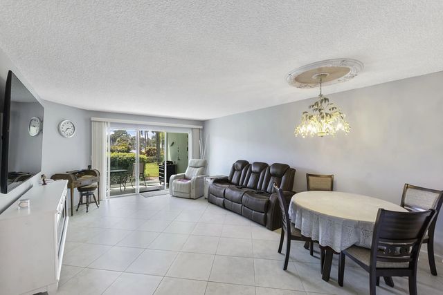 4 of 11 - 3590 Via Poinciana #107, Lake Worth, FL