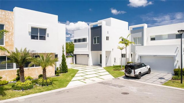 10381 Nw 67th Terrace, Doral