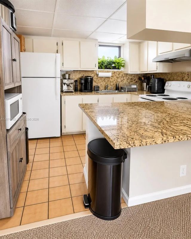 2 of 5 - 8290 Lake Drive #426, Doral, FL
