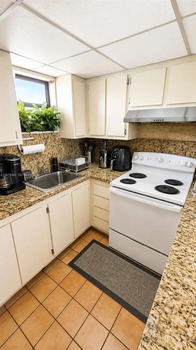 3 of 5 - 8290 Lake Drive #426, Doral, FL