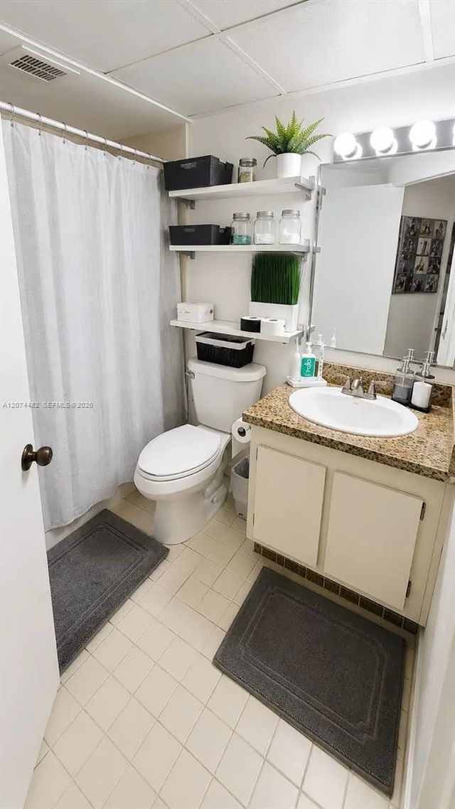 4 of 5 - 8290 Lake Drive #426, Doral, FL