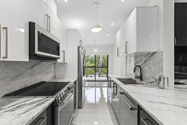 11311 Pond View Drive #c203, Wellington