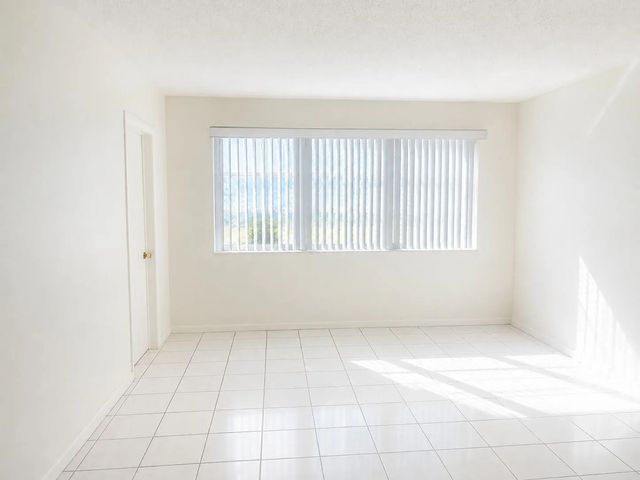 4 of 17 - 2200 Park Lane #107, Hollywood, FL