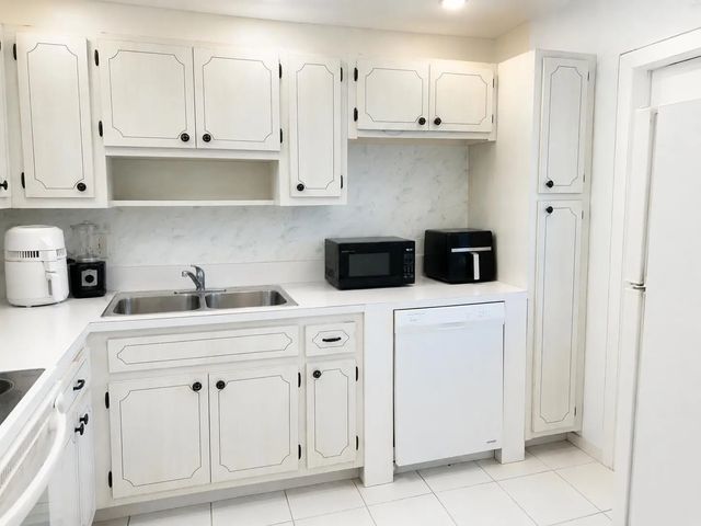 5 of 17 - 2200 Park Lane #107, Hollywood, FL