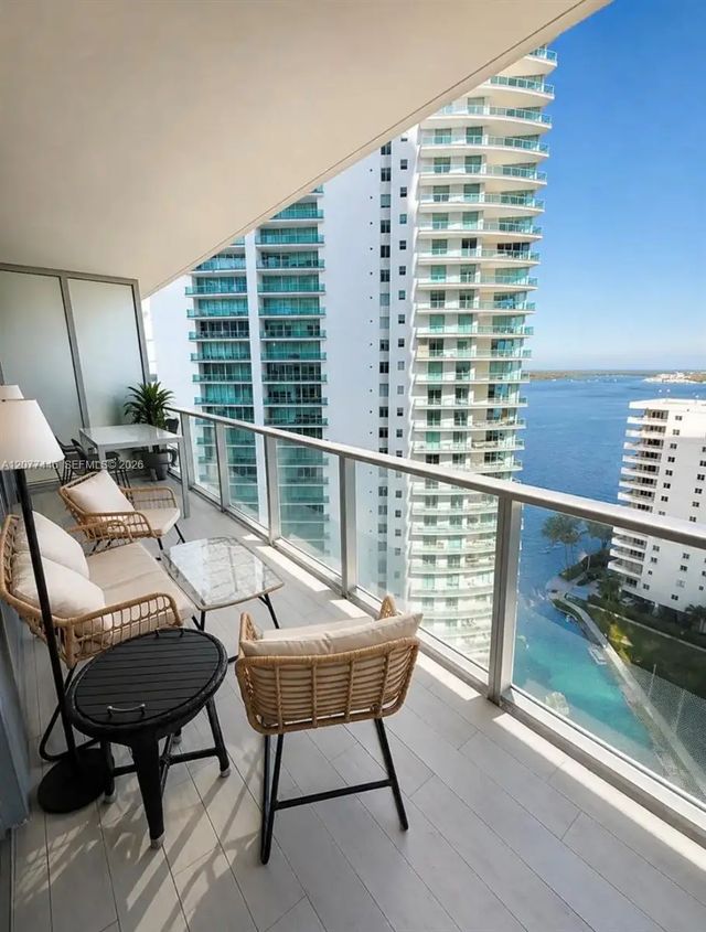 1300 Brickell Bay Drive #1807, Miami
