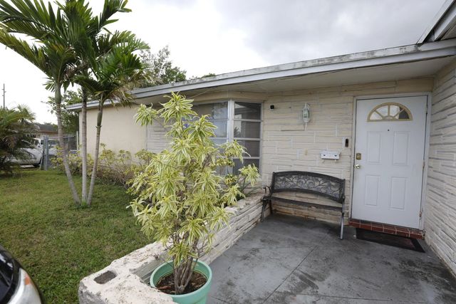 5 of 39 - 3132 Nw 39th Court, Lauderdale Lakes, FL