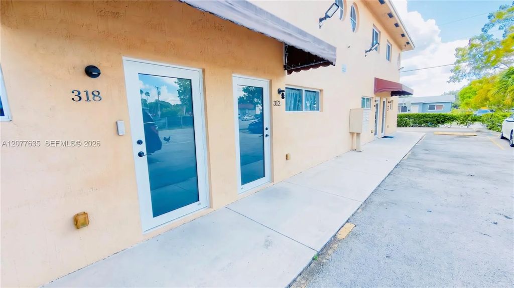 318 Ne 166th Street #318, Miami