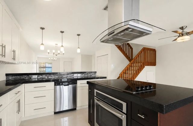 5 of 21 - 2561 W 60th Place #102-1, Hialeah, FL