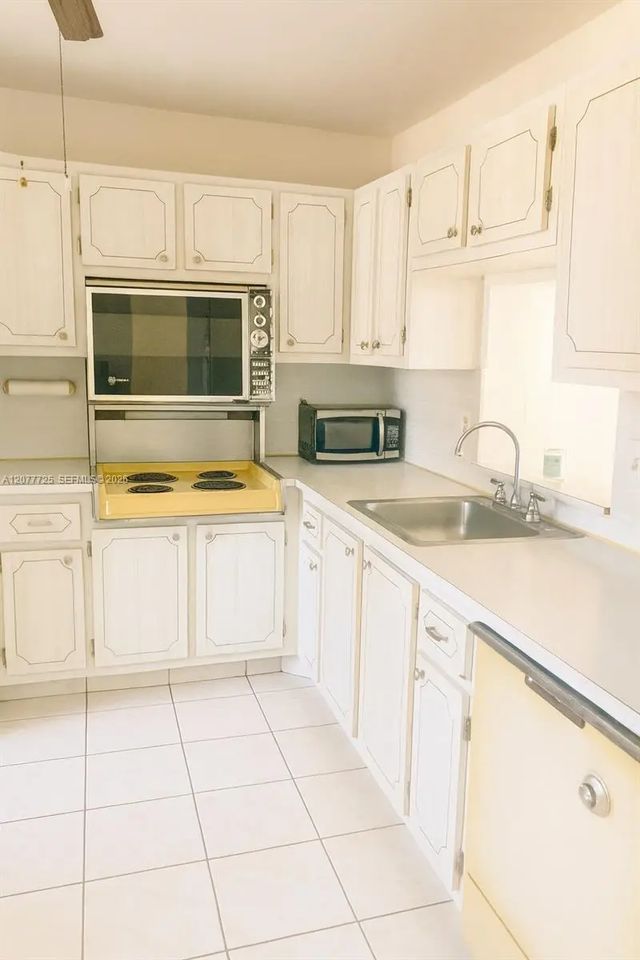 4 of 17 - 610 Ne 12th Avenue #308, Hallandale Beach, FL