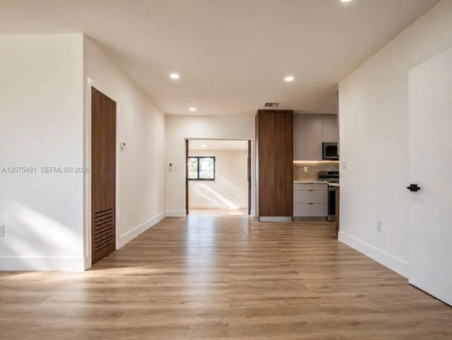 3 of 28 - 4212 Sw 98th Avenue, Miami, FL