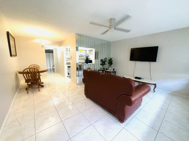 4 of 56 - 271 Farnham L, Deerfield Beach, FL
