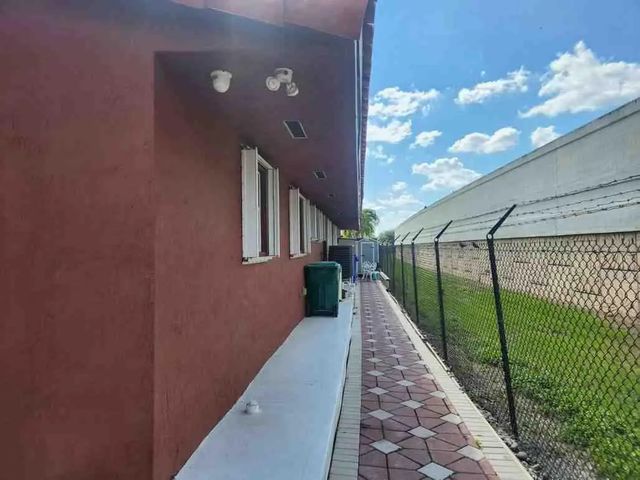 5 of 25 - 1195 Nw 30th Place, Miami, FL