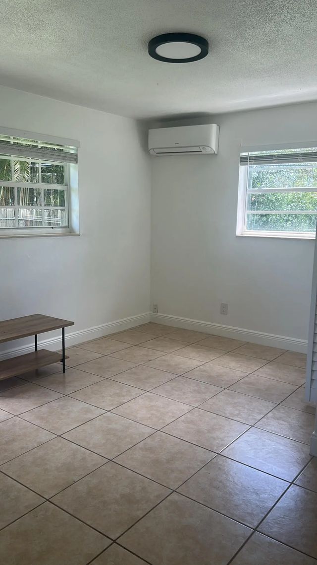 2 of 5 - 810 Nw 40th #1-3, Oakland Park, FL