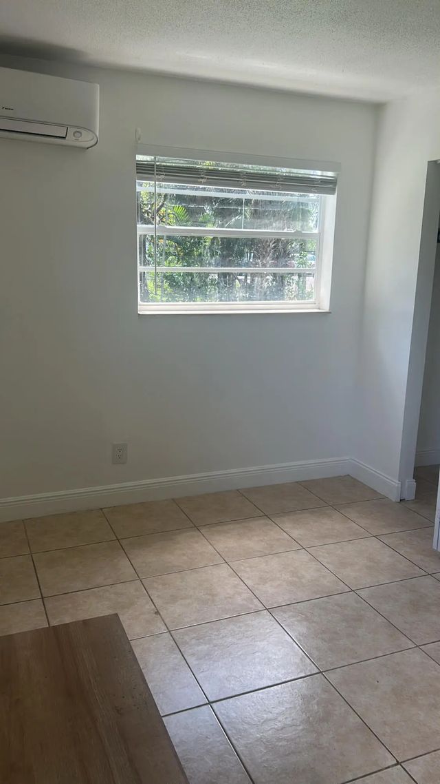4 of 5 - 810 Nw 40th #1-3, Oakland Park, FL