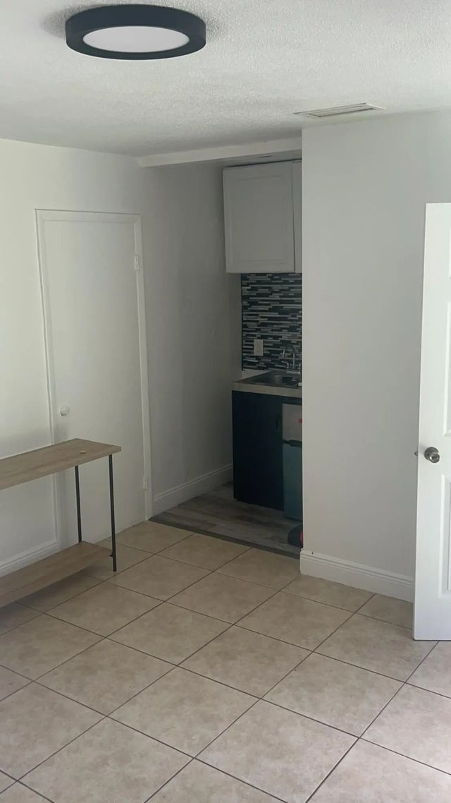 5 of 5 - 810 Nw 40th #1-3, Oakland Park, FL