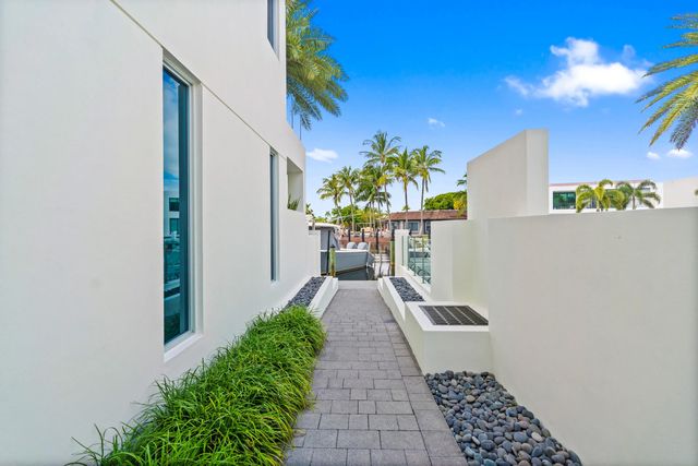 4 of 82 - 221 Shore Court, Lauderdale-By-The-Sea, FL