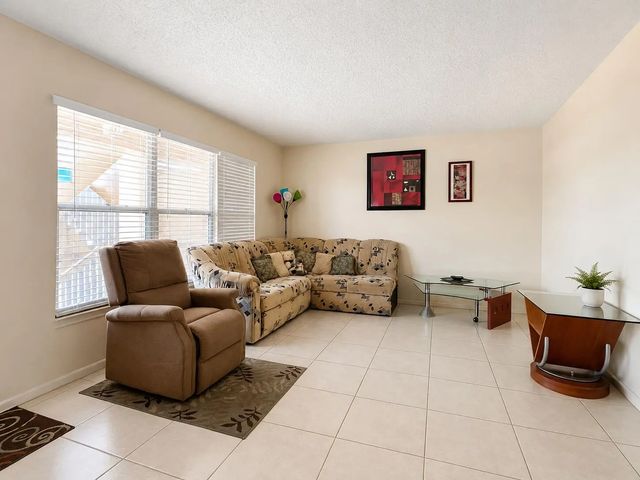 4 of 16 - 307 Greenbrier B, West Palm Beach, FL