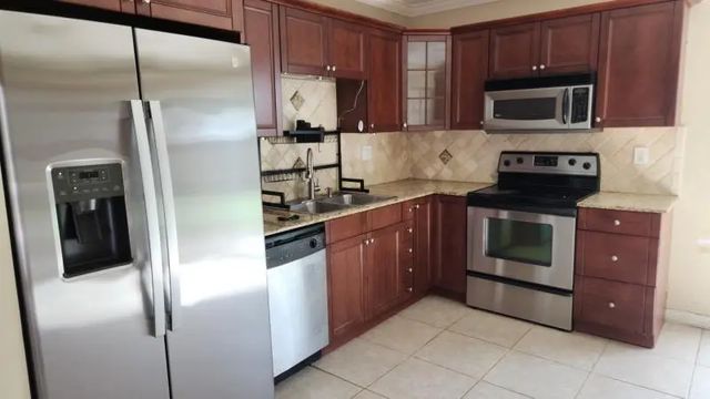 2 of 13 - 5811 Ne 6th Avenue, Oakland Park, FL