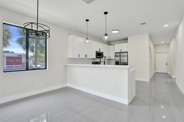 3 of 20 - 599 Sw 12th Avenue, Dania Beach, FL