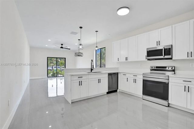 4 of 20 - 599 Sw 12th Avenue, Dania Beach, FL