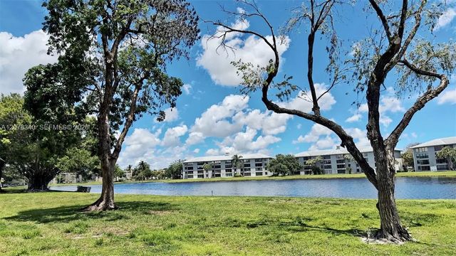 9420 Poinciana Place #206, Davie