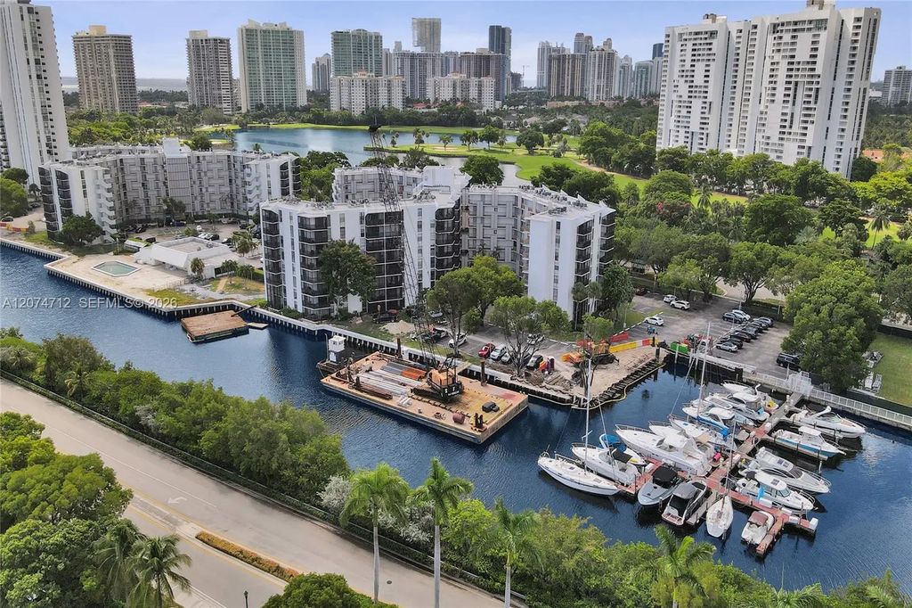 3401 N Country Club Drive #ei403, Aventura