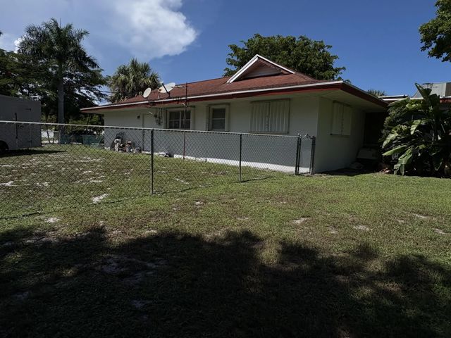 2 of 6 - 8432 Waterway Drive, Lake Clarke Shores, FL