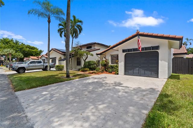 3 of 40 - 6633 Nw 176th Terrace, Hialeah, FL