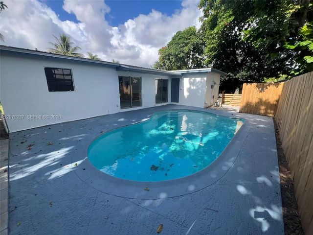 2 of 35 - 4421 Nw 33rd Street, Lauderdale Lakes, FL