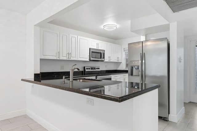3 of 43 - 9325 Lagoon Place #405, Davie, FL