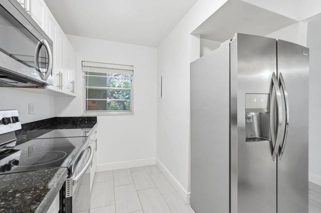 5 of 43 - 9325 Lagoon Place #405, Davie, FL