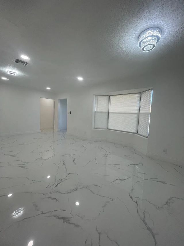 5 of 13 - 3290 Nw 39th Street, Lauderdale Lakes, FL