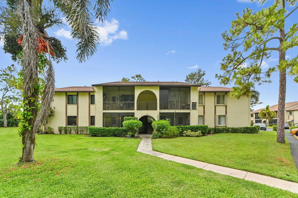 319 Knotty Pine Circle #c-1, Greenacres