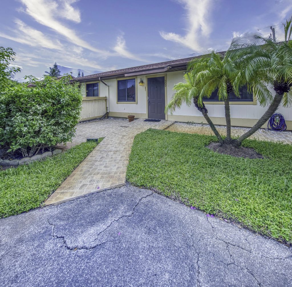 815 Andrew Redding Road #302, Lantana