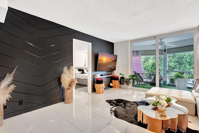 2 of 11 - 400 Se 10th Street #302, Deerfield Beach, FL