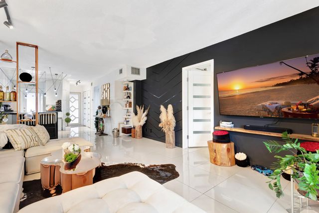 3 of 11 - 400 Se 10th Street #302, Deerfield Beach, FL